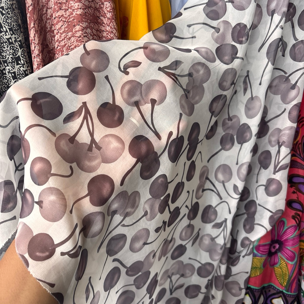 Kain Sifon Ceruty Motif Cherry Ungu Abu – Bahan Hijab & Dress Kekinian