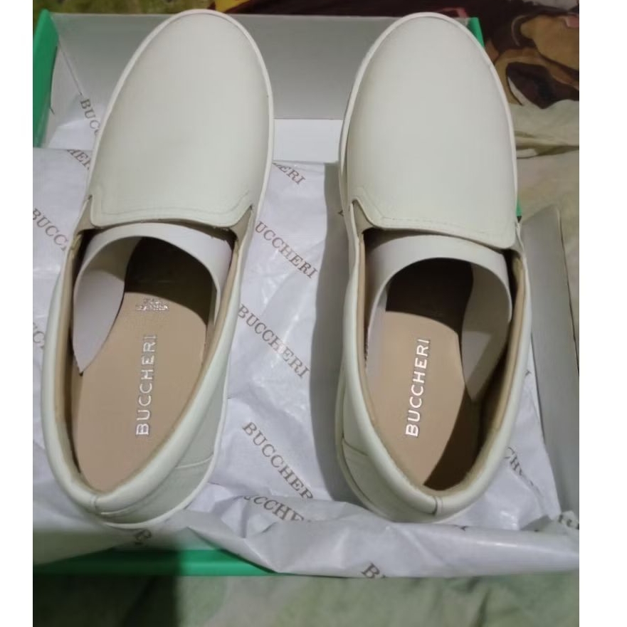 Sepatu buccheri cunsual slip on tanpa tali wanita dan pria original putih polos