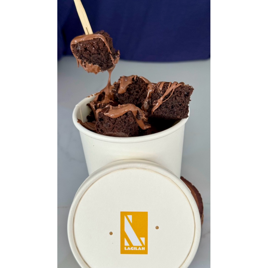 

Fudgy Brownies Potong Mini dalam Kemasan Paper Cup dengan Selai Coklat Hazelnut - Qubites by Lagilah