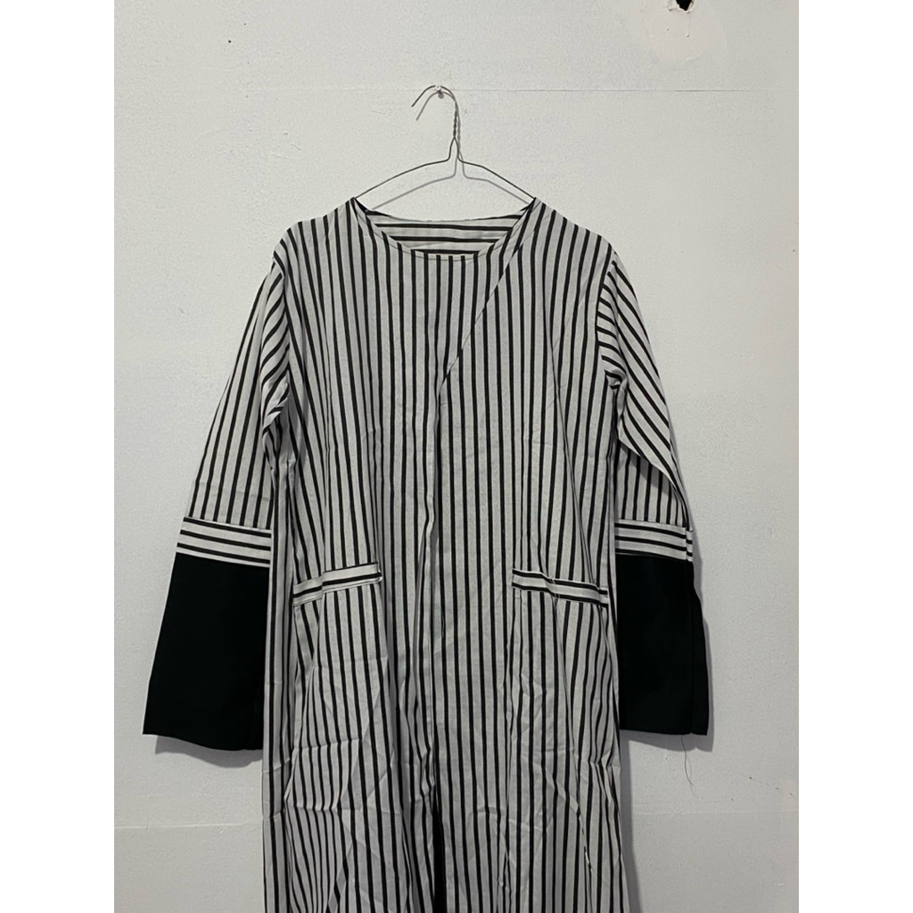 gamis salur hitam putih