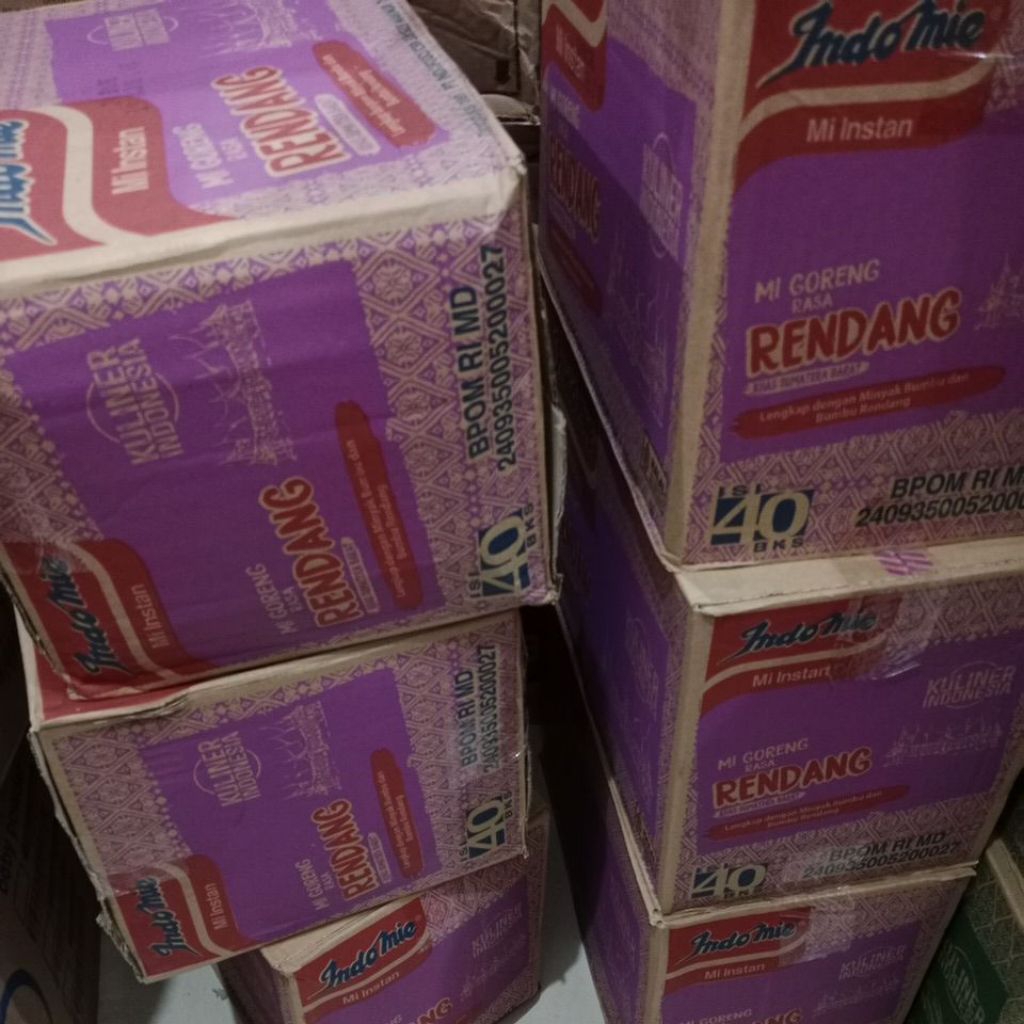 

mie instant indomie goreng rasa rendang khas padang