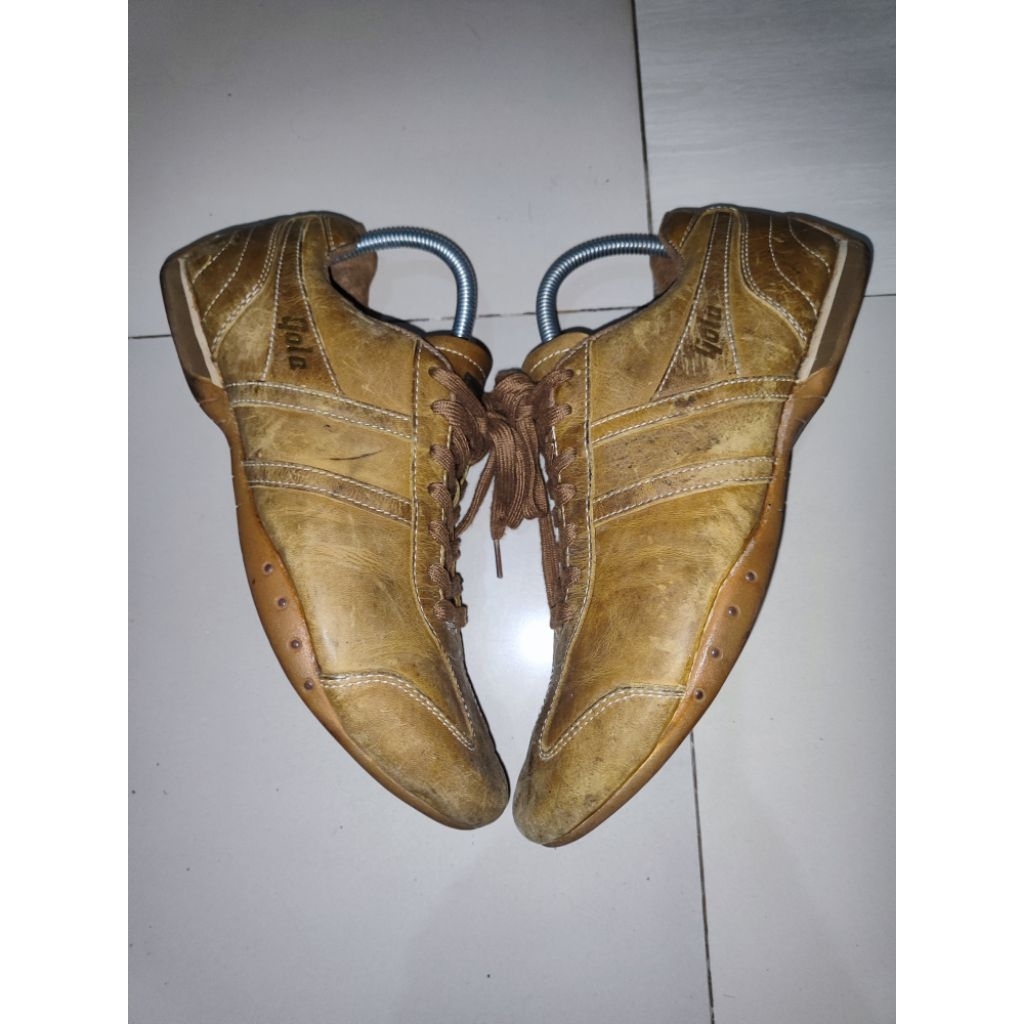 SEPATU GOLA