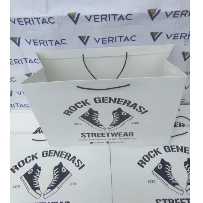 

Custom Paper Bag , Paperbag Box Sepatu , Paperbag Sepatu , Tas Dus Sepatu Cetak Logo 2 Sisi