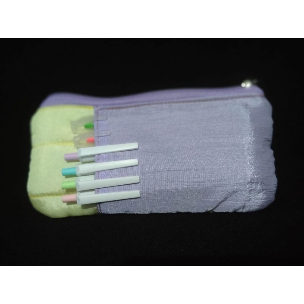 

Tempat Pensil Pipih Pluffy ada Slot Luar