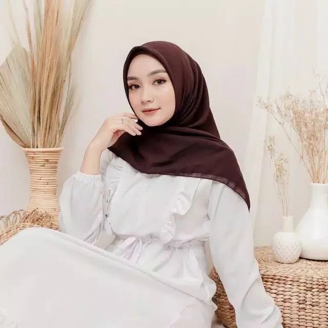 Bella Square Warna Gelap  / Hijab Segiempat / Jilbab Polycotton - GODIVA96 MEDAN