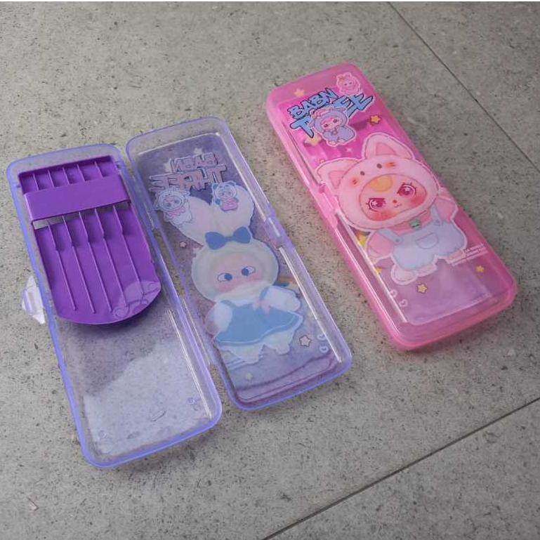 

Kotak Pensil Mika Babn Three Pencil Case Mika Transparant Vis-1 Karakter Lucu
