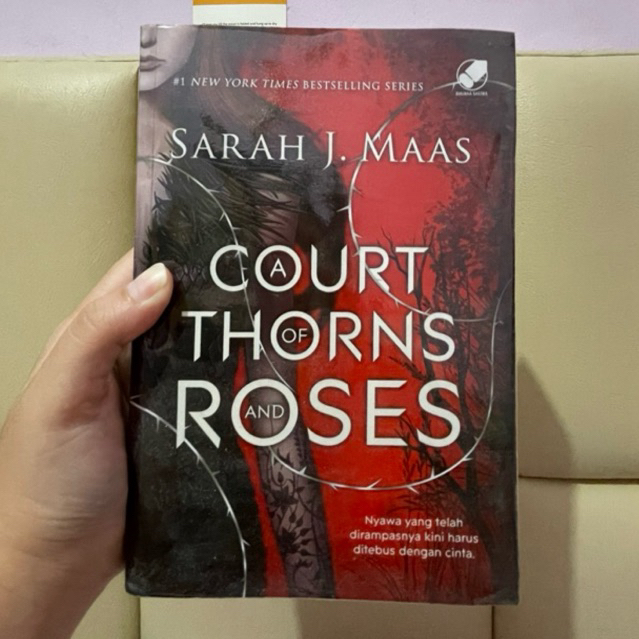 NOVEL ACOTAR PRELOVED A COURT OF THORNS AND ROSES BHS INDO BUKU BACAAN FIRA