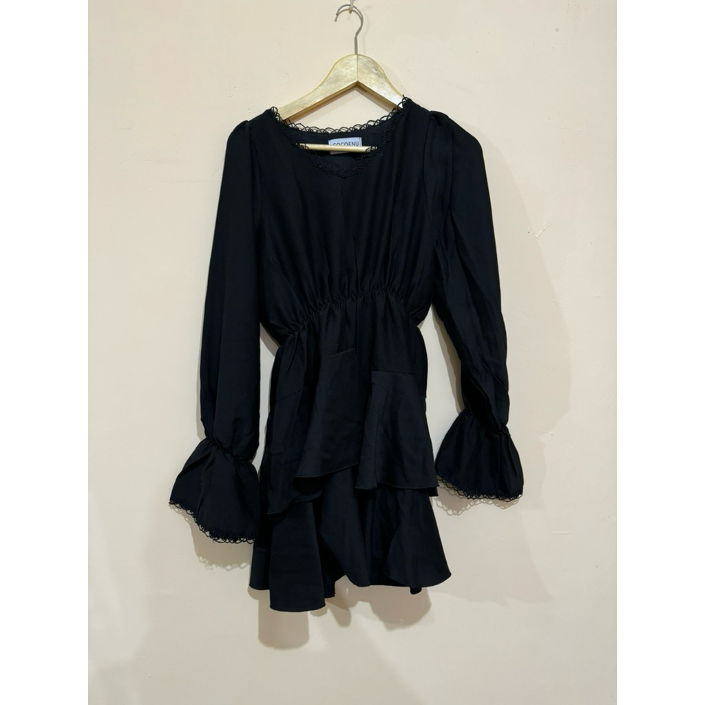 Preloved/Thrift Blouse Hitam Ruffle Cocoenu Korean Style