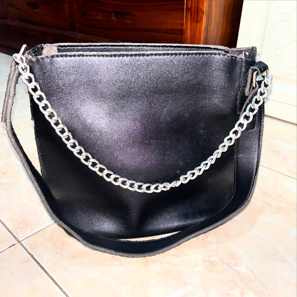 Tas Hitam Rantai