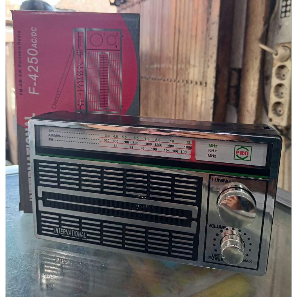 Radio INTERNATIONAL  F-4250. Rdio portable International