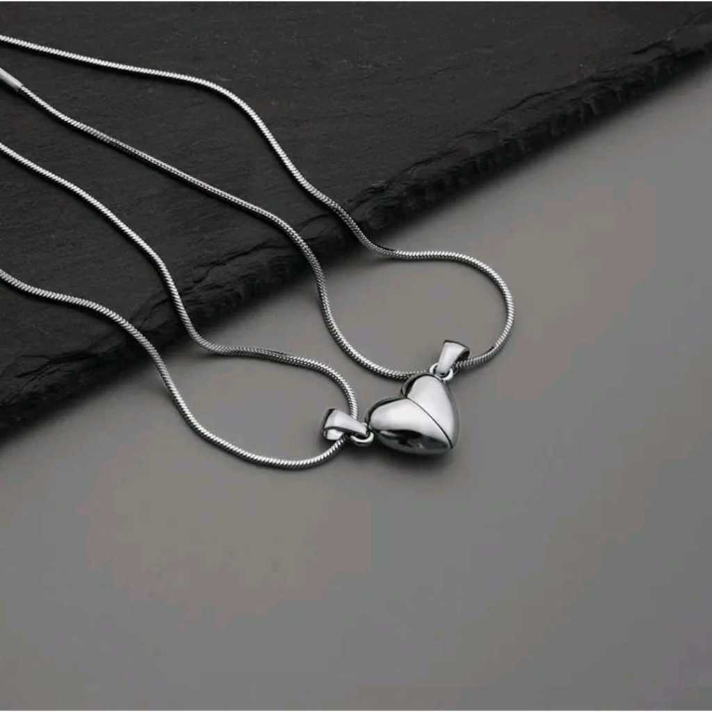 KALUNG COUPLE LIONTIN LOVE MAGNET MODEL BULAT TITANIUM WARNA SILVER ANTI KARAT & LUNTUR