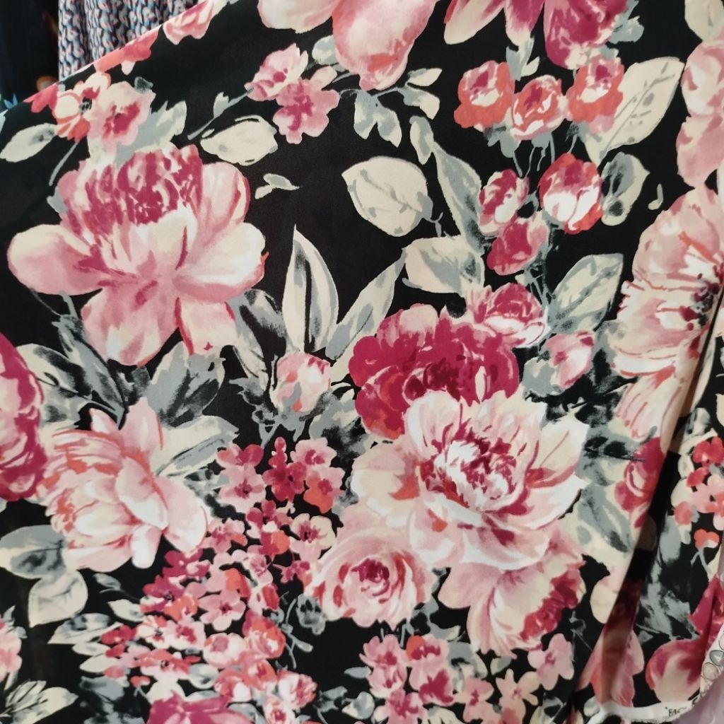 Kain Zara Crepe Motif Peony Mewah – Elegan untuk Gamis & Dress - Kain Zara Crepe Motif Bunga Bold – 