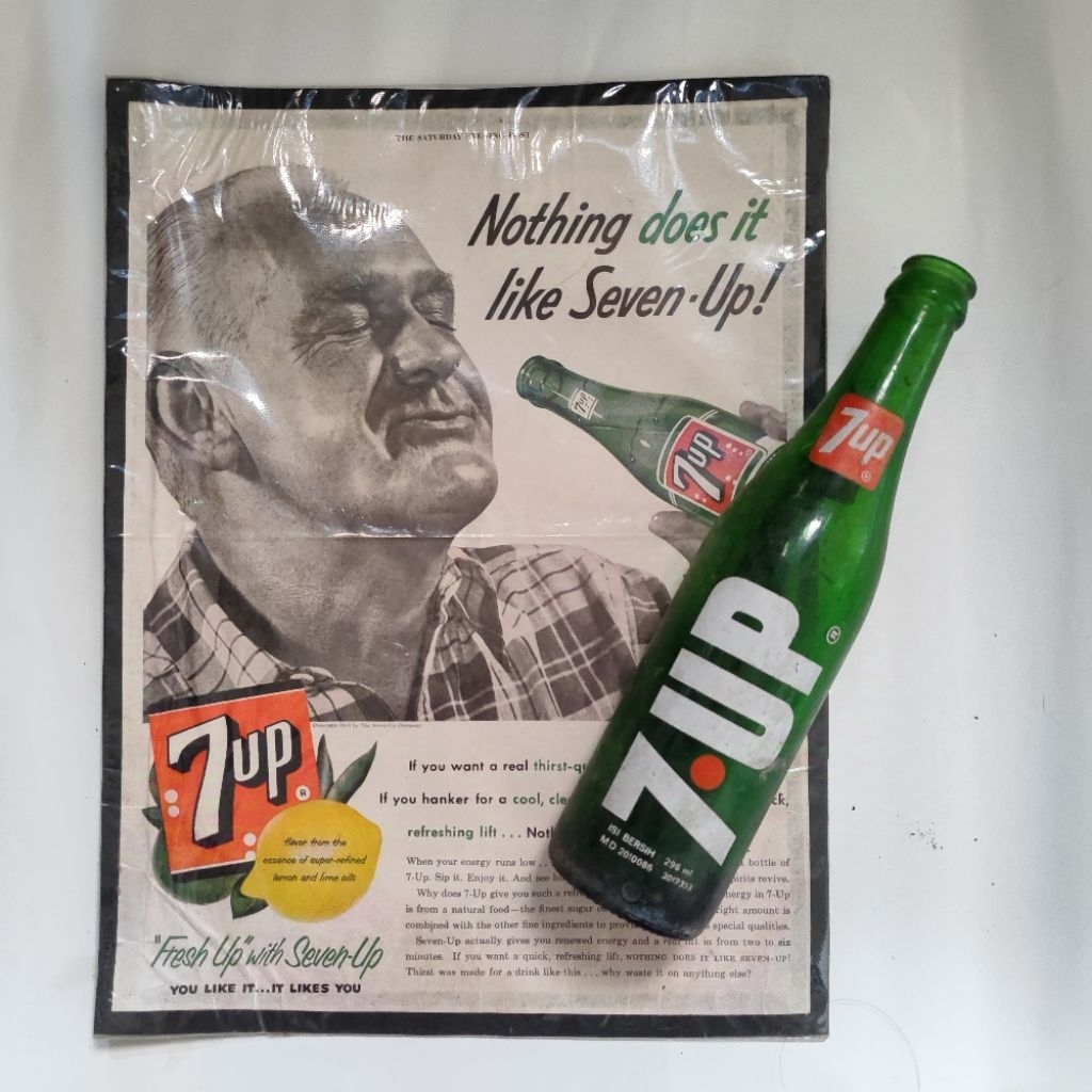 botol vintage 7 up with poster  /botol minuman dekorasi