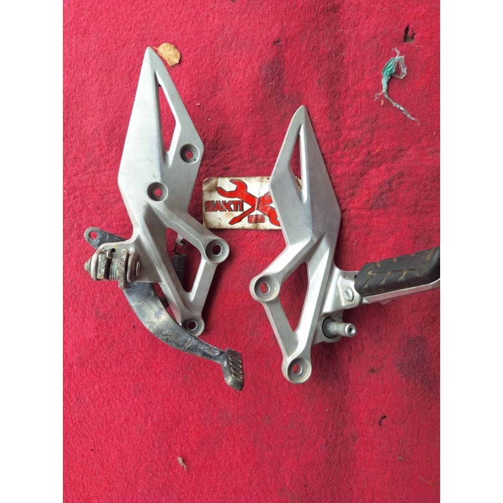 Dudukan footstep depan cbr 150r led k 45 original