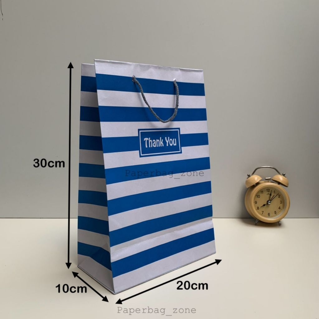

Paperbag R6 Panjang motif Zebra Biru Putih size 20 x 10 x 30 ( P x L x T ) Tas Kertas, Tas Hajatan, Tas Songgong, Tas Souvenir
