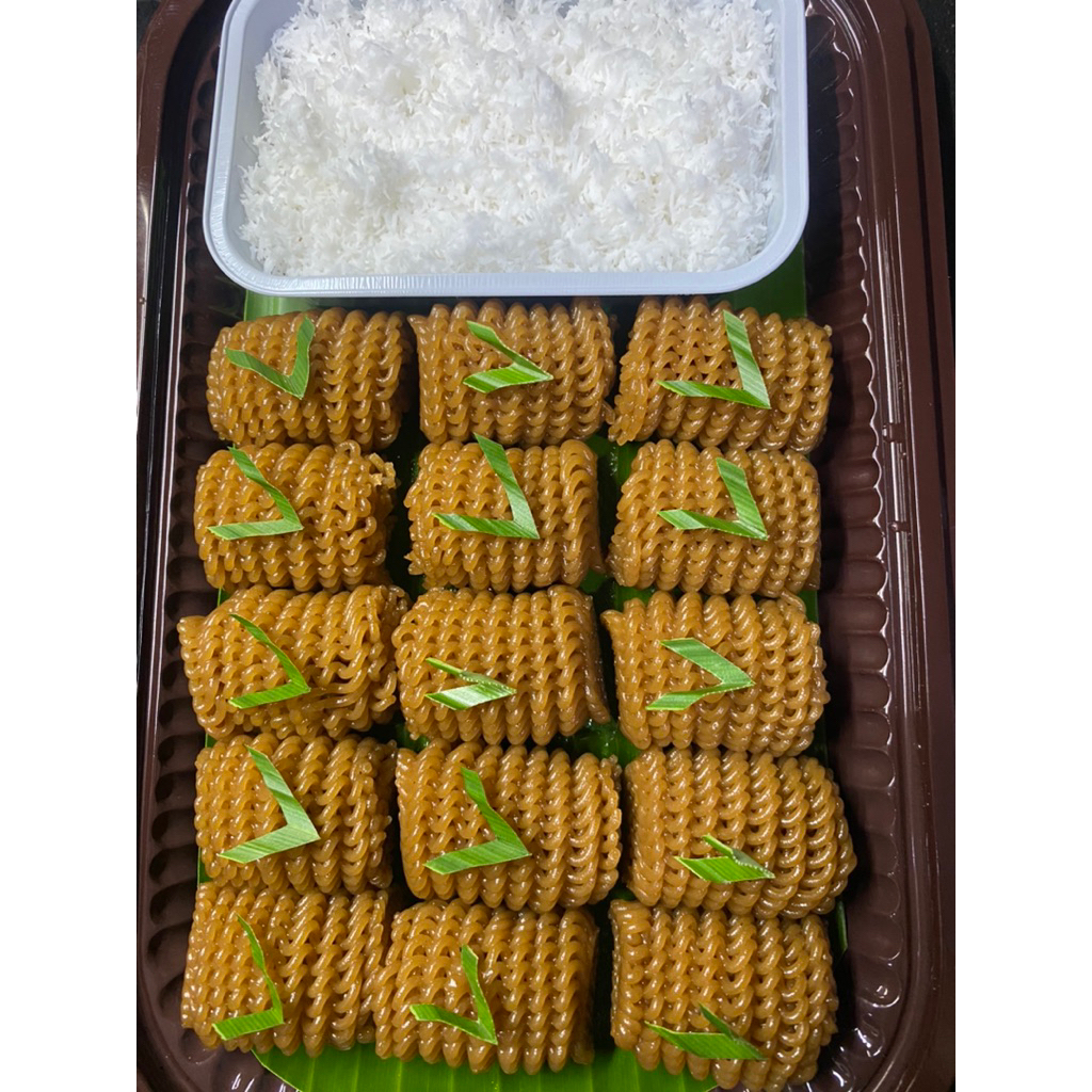 

Petulo Gula Aren dengan Kelapa Parut isi 15pcs