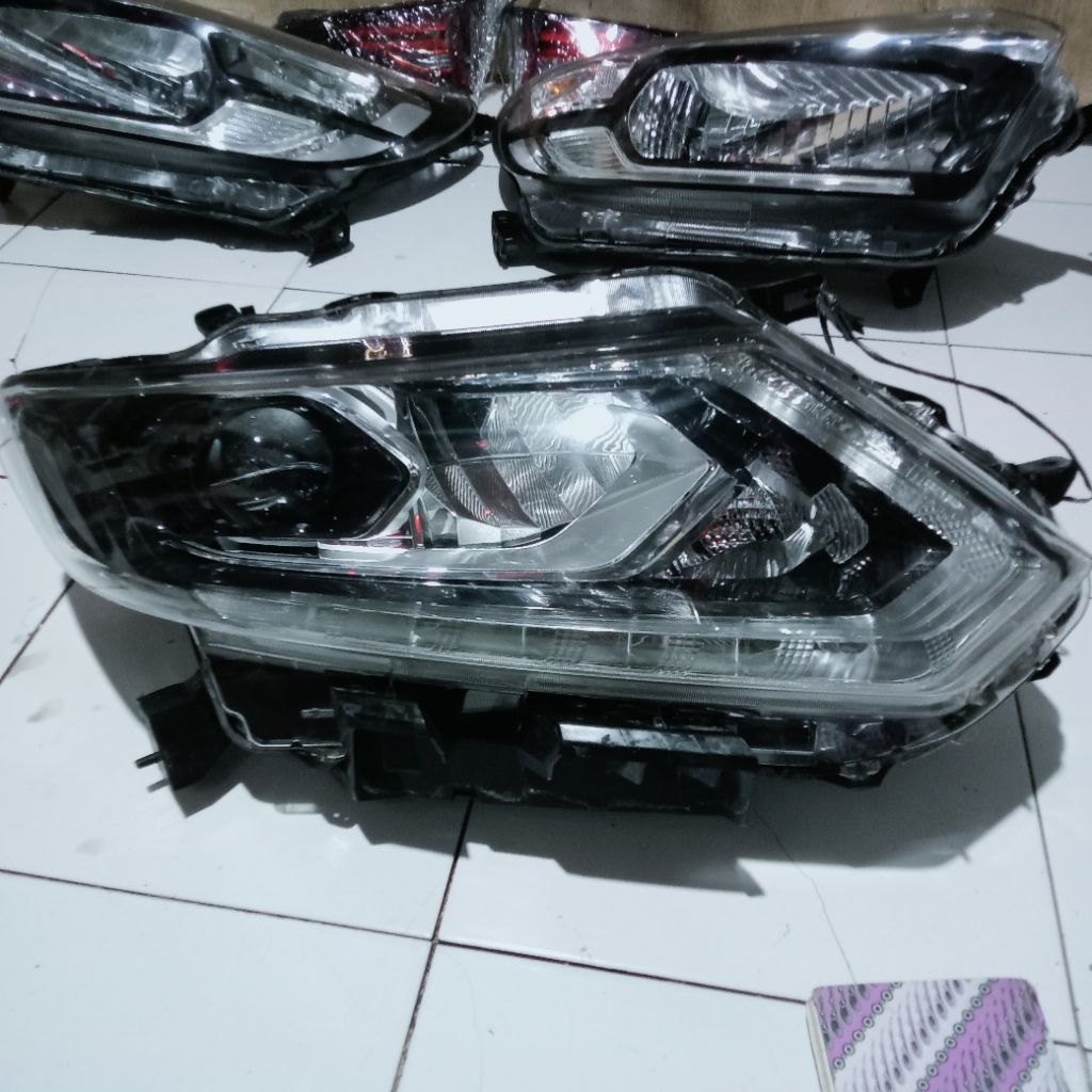 Headlamp Lampu Depan Xtrail