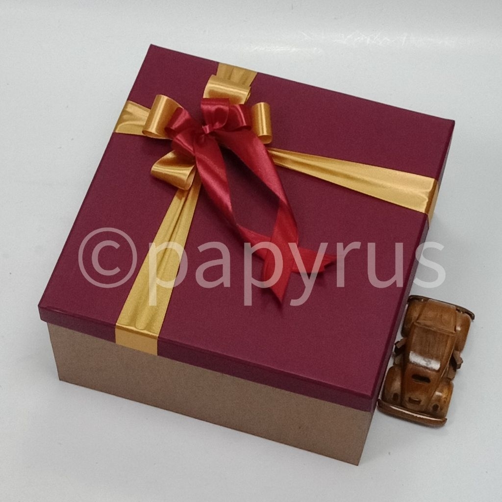 

PAPYRUS Kombinasi 30x30 Tinggi 15cm Kotak Kado Gift Box Hadiah V1