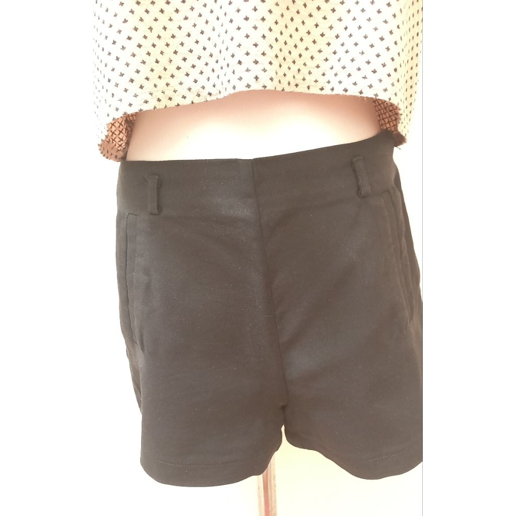 Celana Pendek / Hotpants Katun Black Iora Branded ( Mantan )