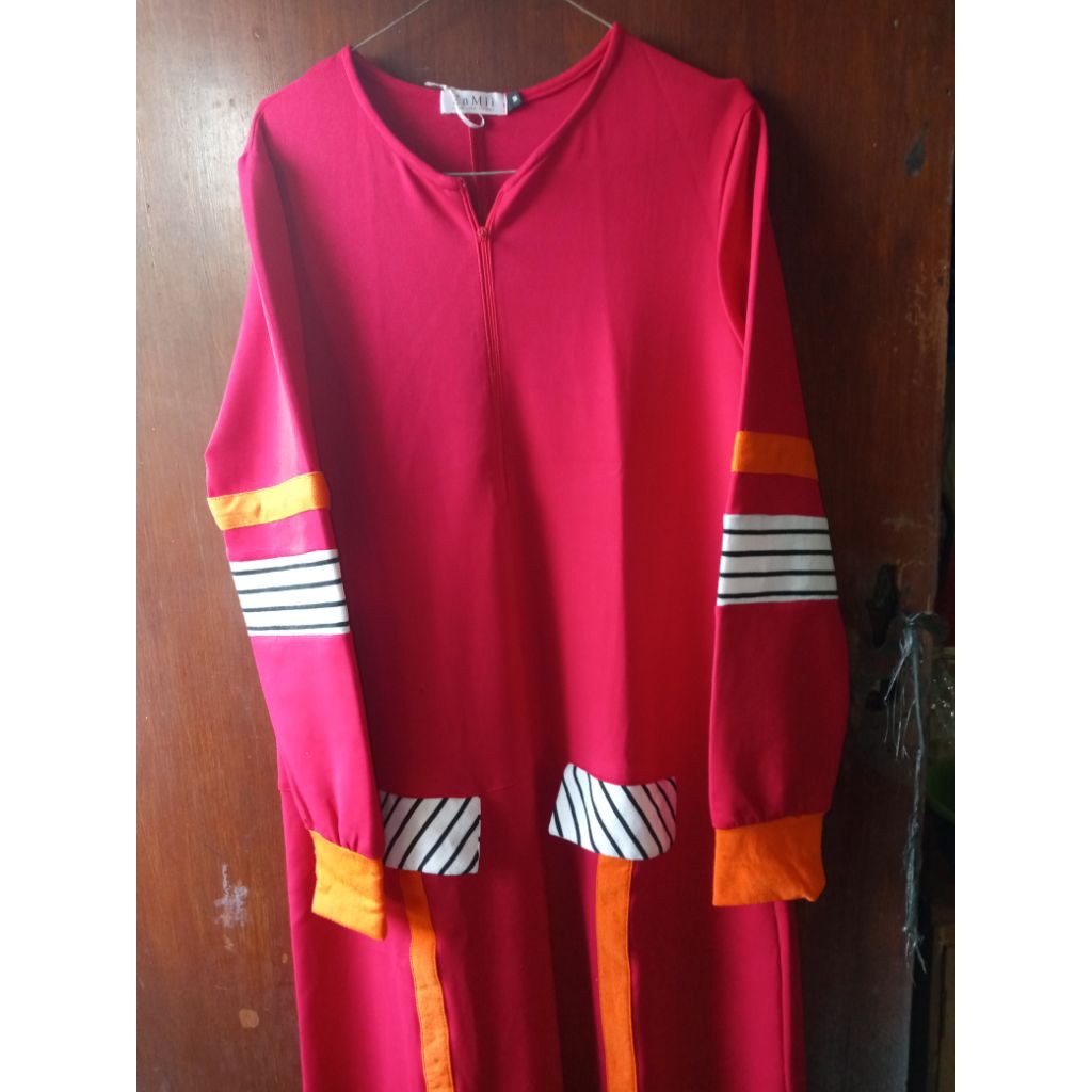 Gamis Modern Kombinasi Merah-Oranye Motif Garis