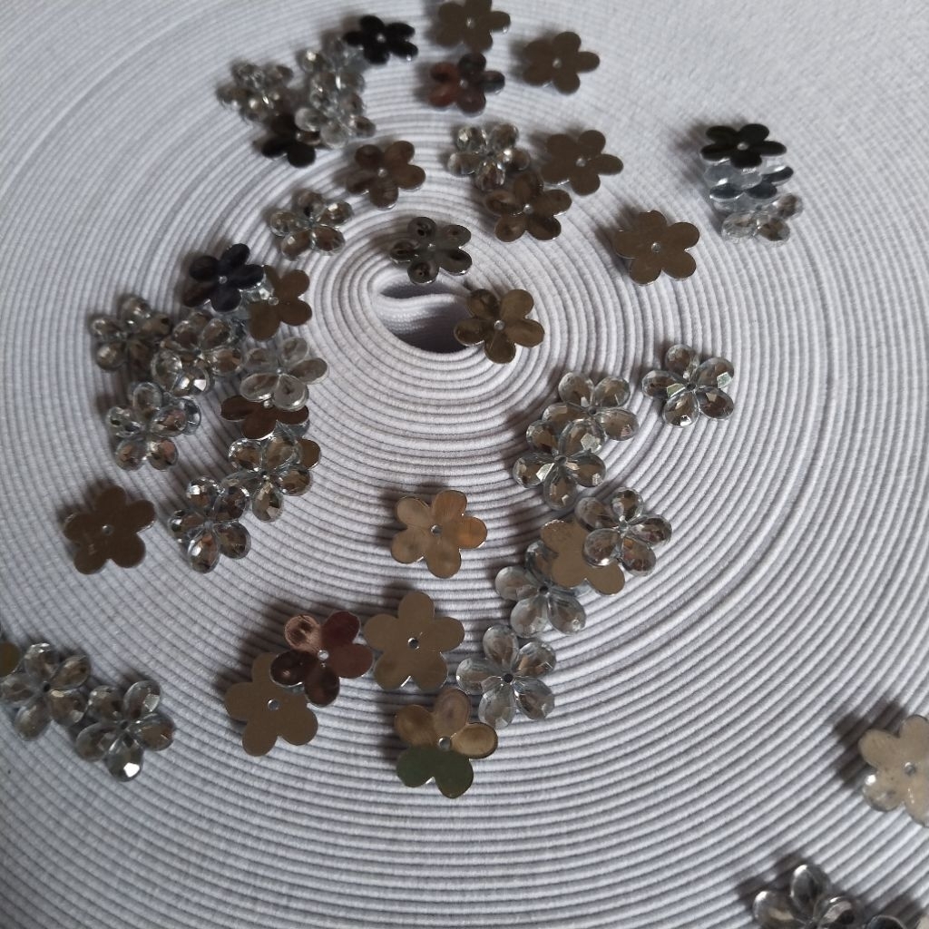 ALL Varian Bentuk Payet Bunga Kristal (4 Gram)