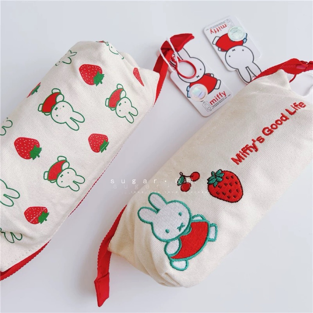 

[PREORDER] Tempat Pensil Miffy Kanvas Kelinci Stroberi – Lucu, Praktis & Muat Banyak