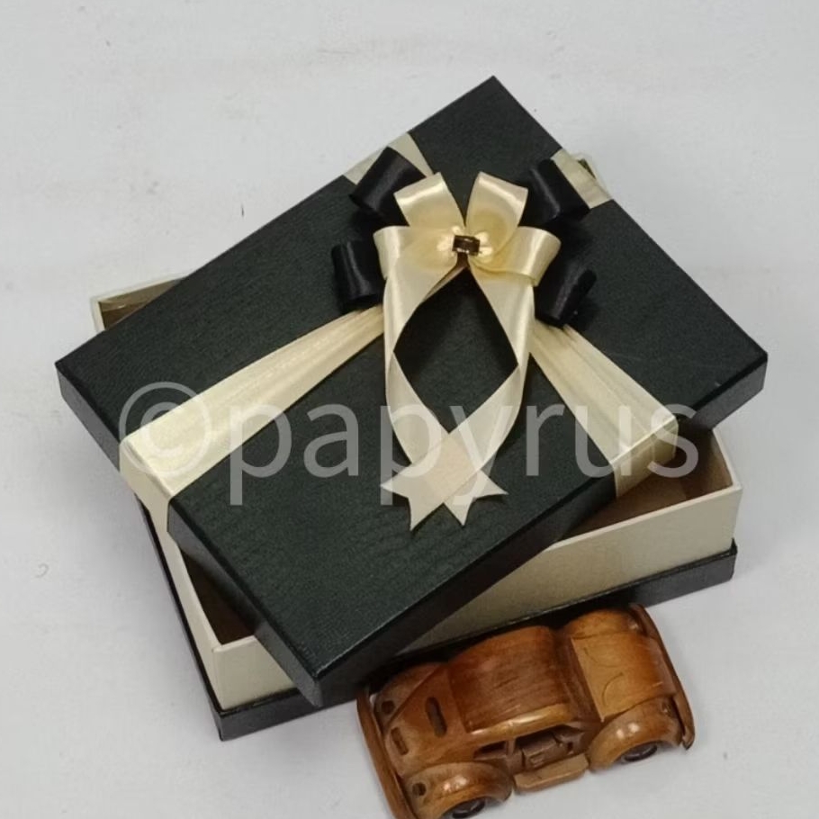 

PAPYRUS Sandwich 17,5x22,5 Tinggi 8cm Kotak Kado Gift Box V3