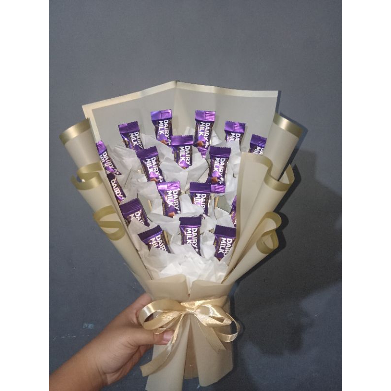 

BUKET WISUDA Ready Stock| Buket Coklat | Buket Snack | Buket UlangTahun | Kado Sidang