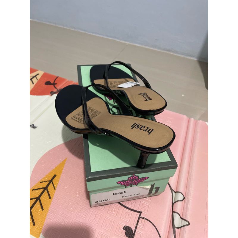 kitten heels merk BRASH // sendal simple // sendal pesta simple