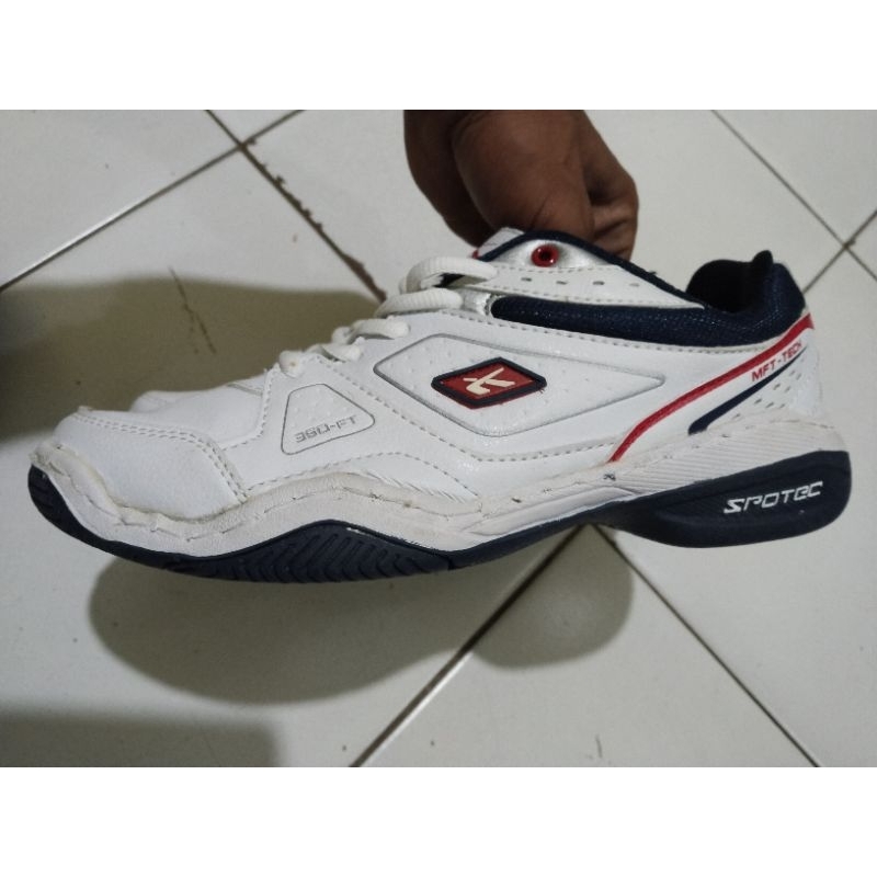 sepatu badminton spotec