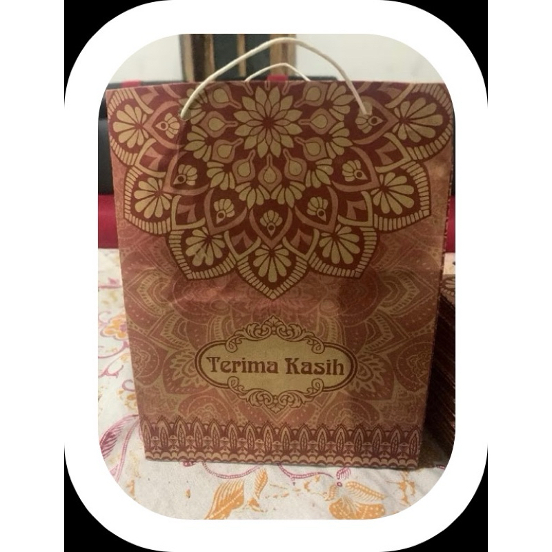 

Promo !!! Paperbag Motif 100 pcs. uk 17x21x5. paperbag serbaguna.