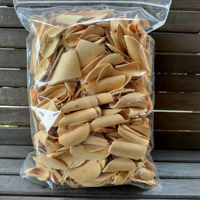 

RAMUAN TRADISIONAL ASLI KALIMANTAN AKAR PASAK BUMI PUTIH KALIMANTAN BENTUK SLICE KECIL BERAT ±500 gram