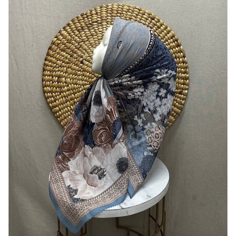 HIJAB SEGI EMPAT VOAL MOTIF BUNGA RANTAI BIRU MUDA KERUDUNG JILBAB MURAH