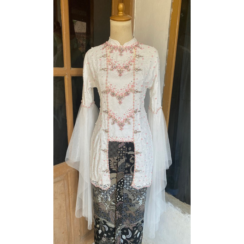 kebaya wisudah mewah.kebaya tunagan mewah