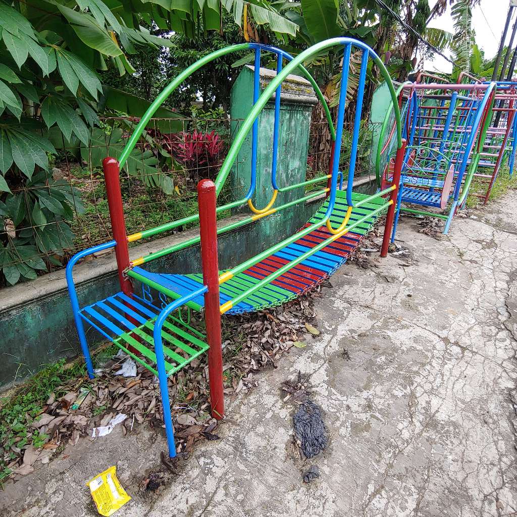 Jembatan Goyang Taman Bermain Anak Berwarna-Warni