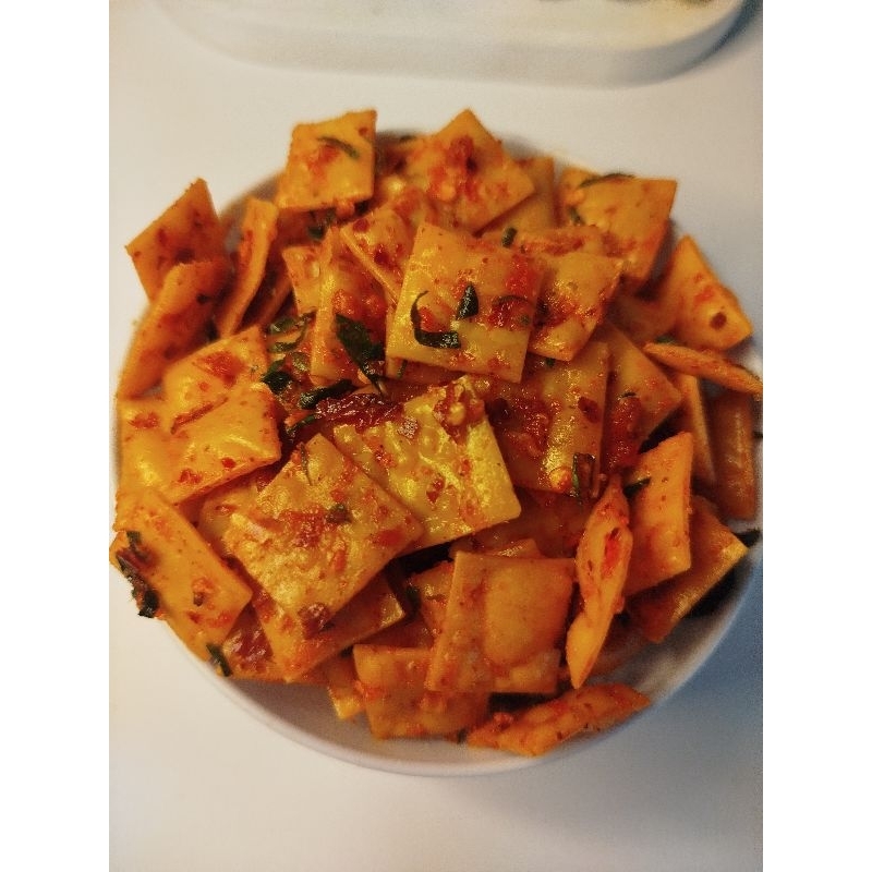 

(250 gr) Kulit pangsit goreng / Kulit pangsit kering / pangsit kriuk / pangsit pedas Daun jeruk / cemilan lebaran pedas kering