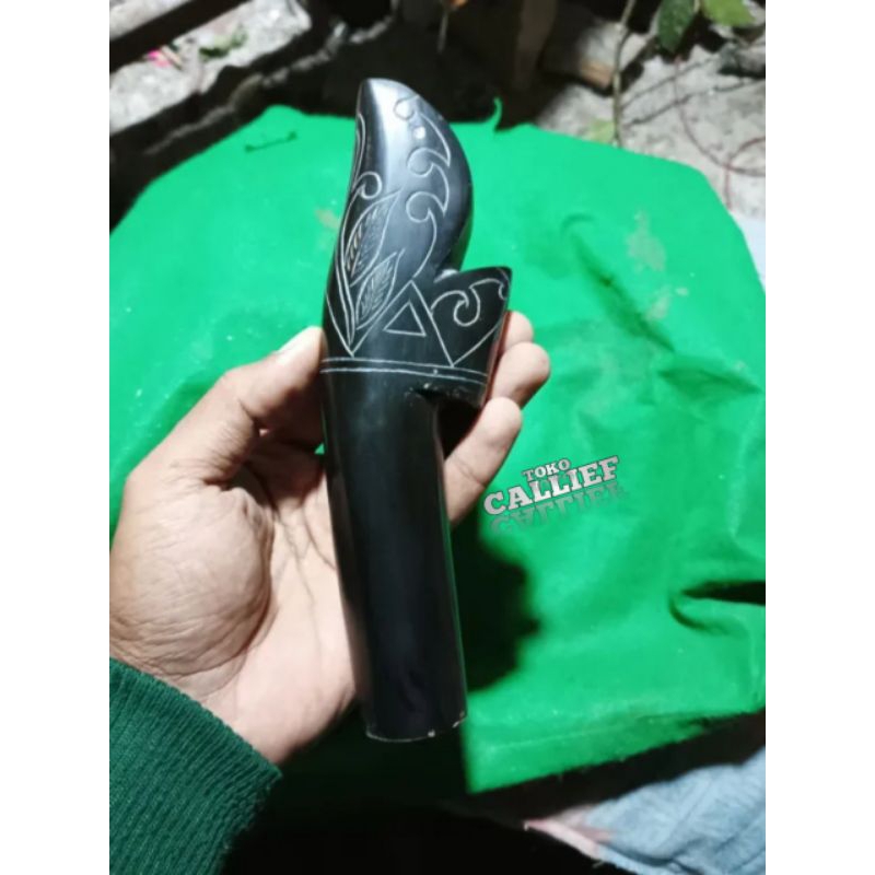 gagang golok bahan tanduk bentuk kuno