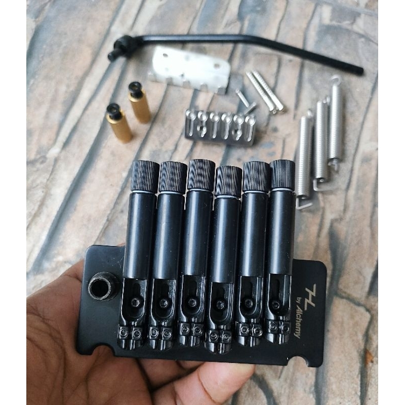 Tremolo updown headless gitar buntung hitam