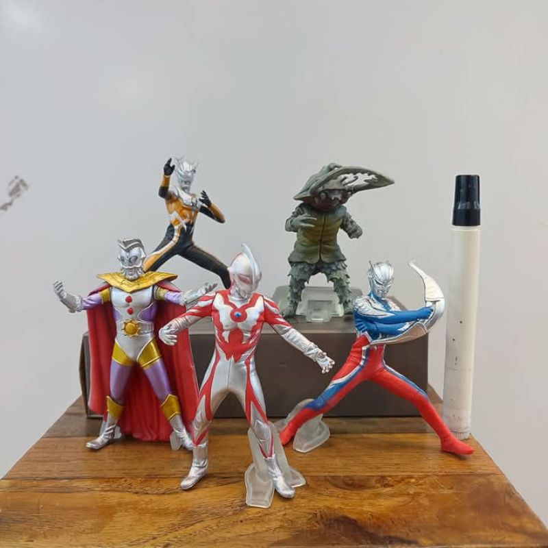 Maiann action figure ultramanUltraman zero belial evil ultraman Tinggi sekitar 4 inch
dijual satuan.