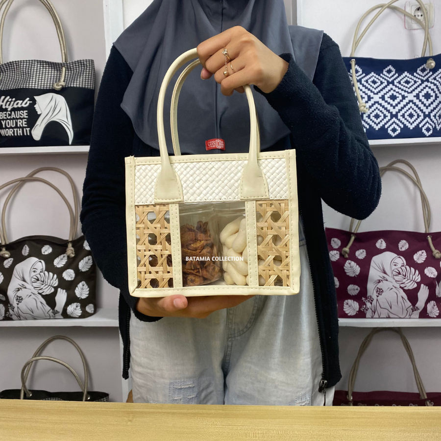 

Tas Parcel Untuk 2 Toples Silinder Kombinasi Anyaman Pandan Anyam Bambu Keranjang Hampers Hari Raya