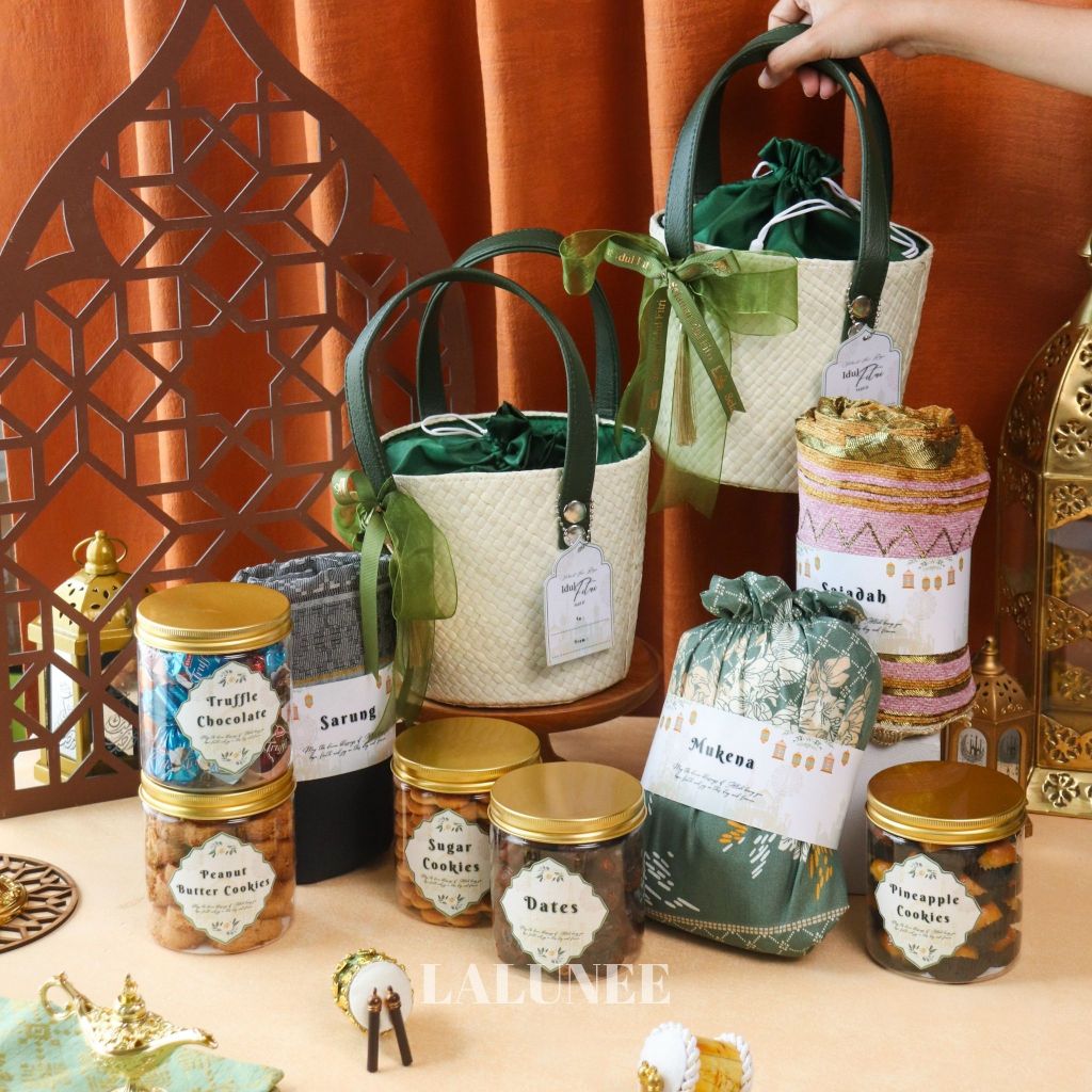 

Tas Anyaman Idul Fitri - Hampers Lebaran isi Alat Sholat dan Kue - Paket Sajadah Mukena Sarung