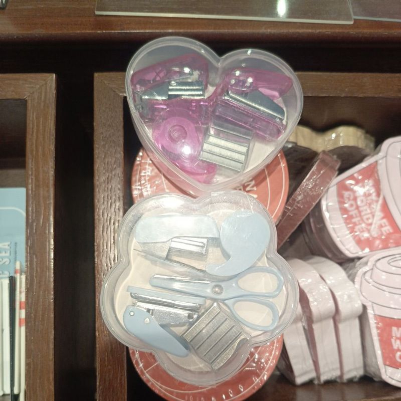 

Typo Mini Office Stationary Kit Paket Peralatan Kantor Strapler Gunting Isolasi