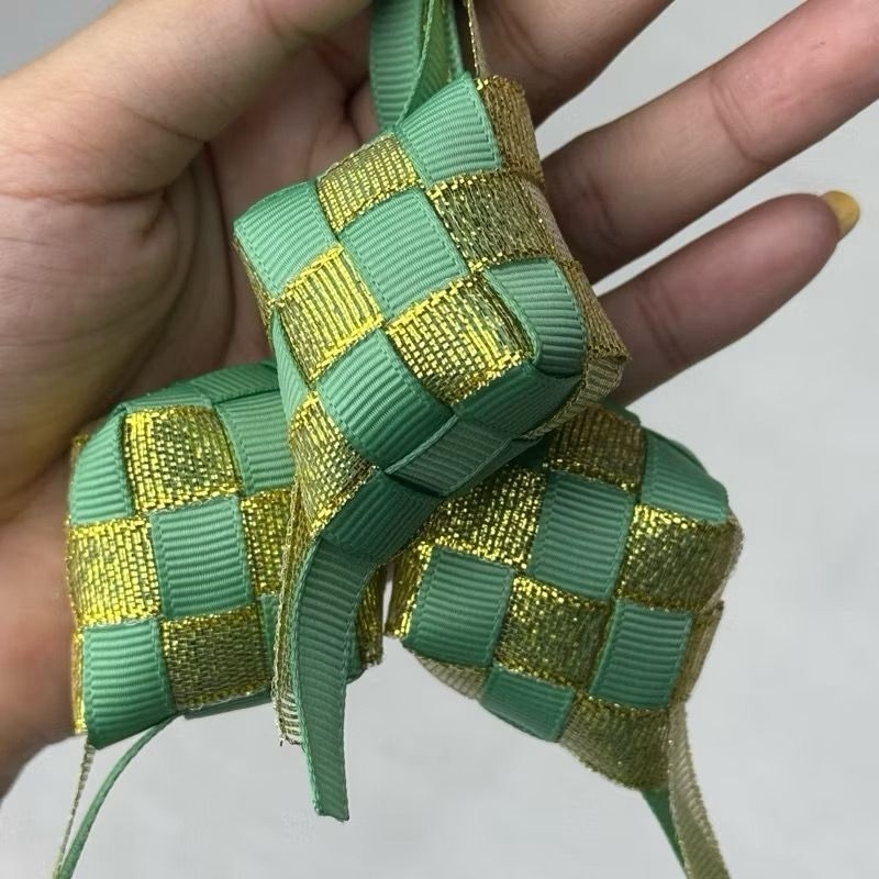 

1 BUAH - KETUPAT PITA 9MM CELADON-EMAS