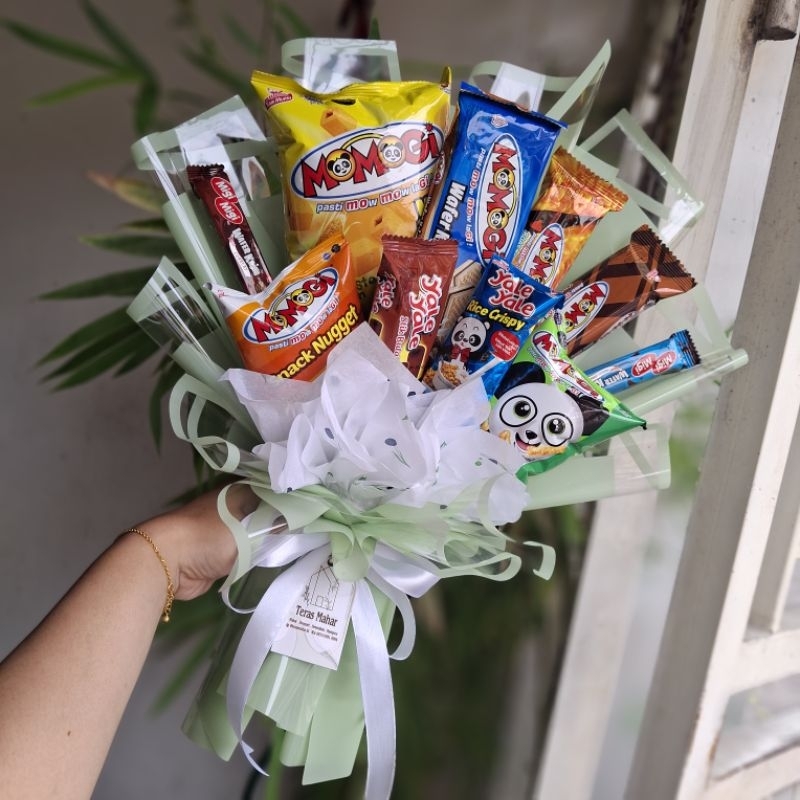 

MOMOGI SNACK BUKET/ BUKET SNACK/ SNACK BUCKET/ BUKET ULTAH/ BUKET WISUDA/ BUKET GRADUATION