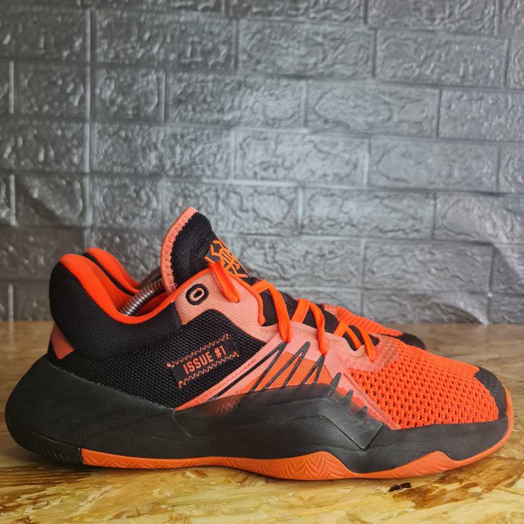 Sepatu Olahraga Issue #1 Black Orange
