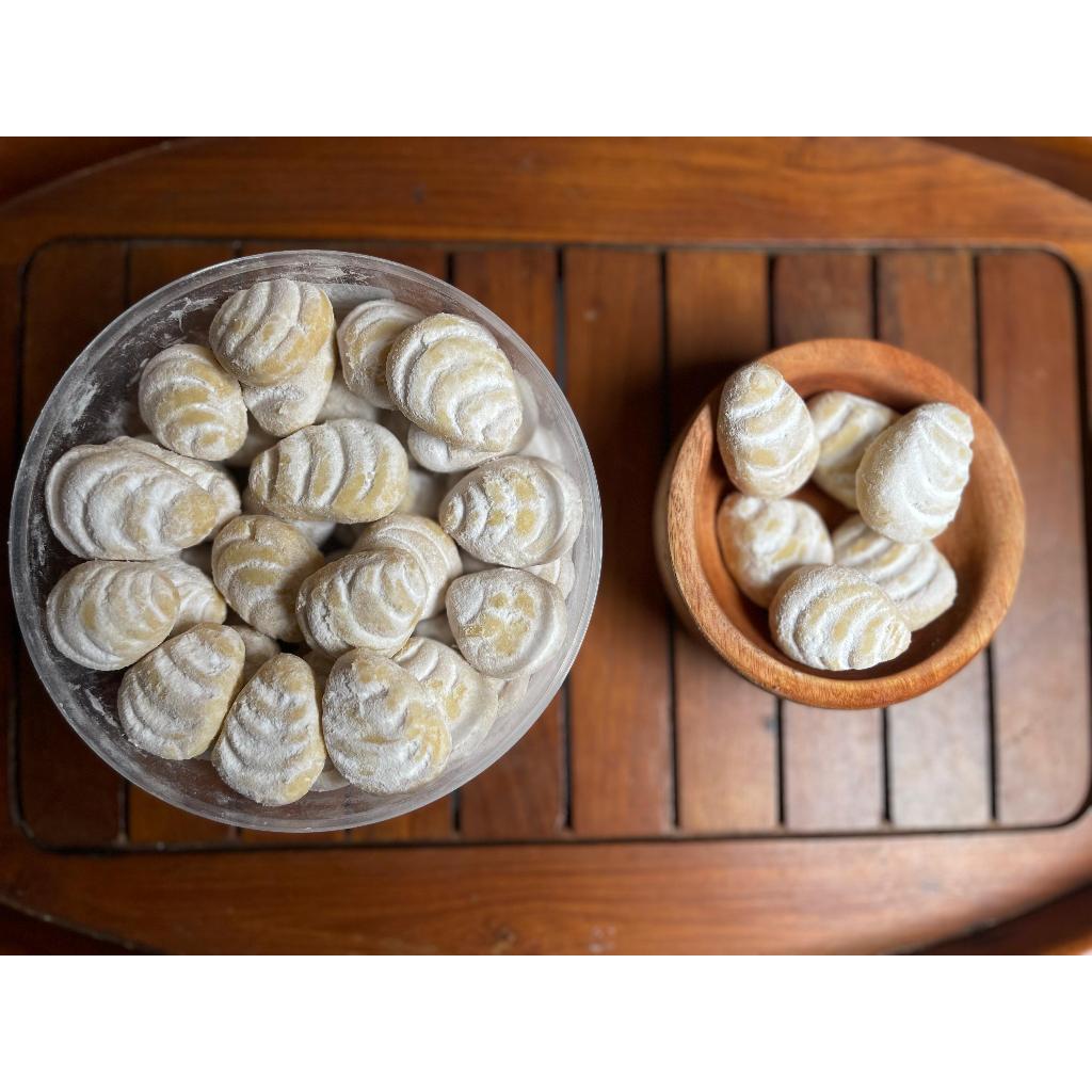 

Kue putri salju manisnya lumer di mulut ukuran toples 700ml/500-550gram