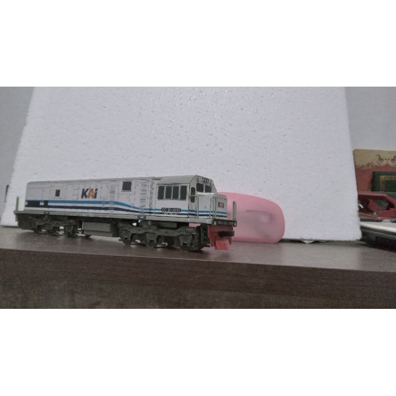 papercraft miniatur lokomotif cc201 putih biru