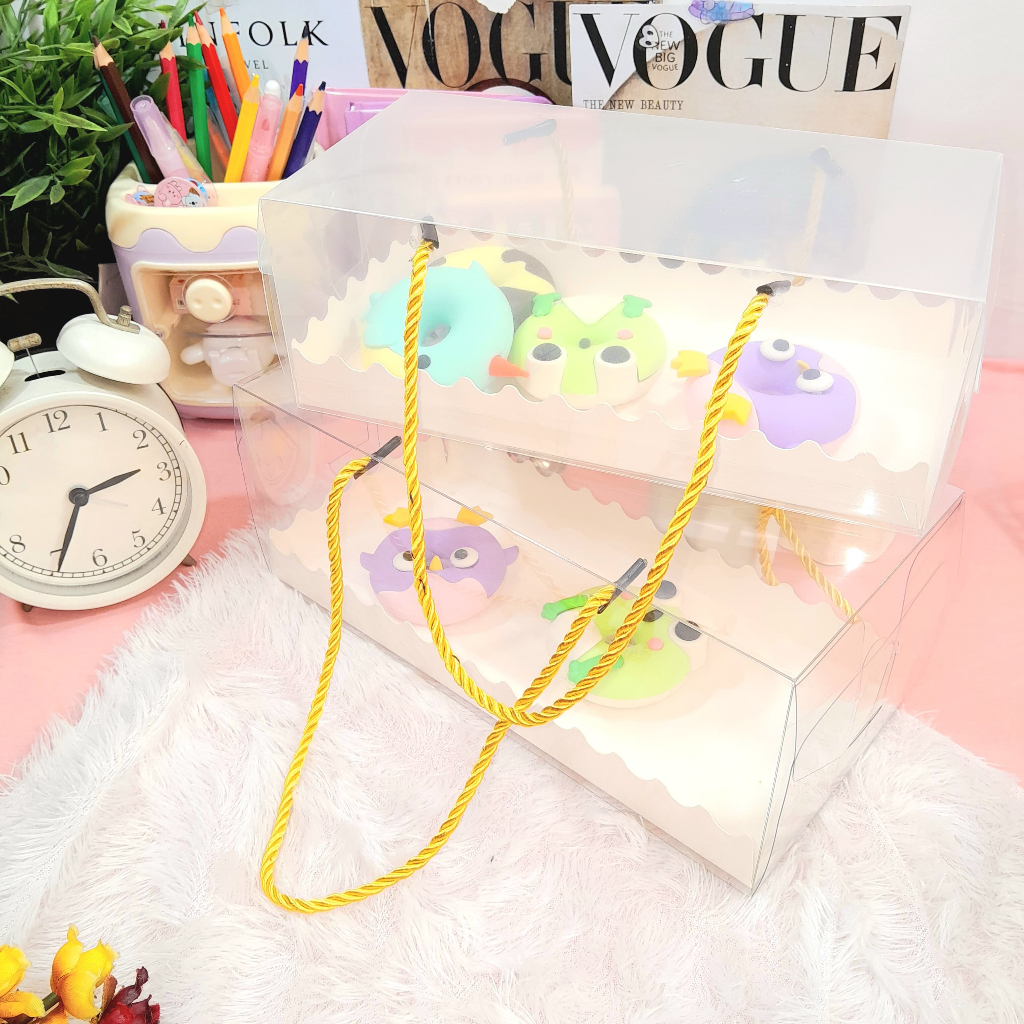 

Kotak Box Mika Bertali Emas FREE Alas Ukuran Persegi Panjang (22 x 11 x 8 CM) (24 x11 x 10 CM) dan (27,5 x 11 x 9,5 CM) Bahan Kualitas Terbaik / Tempat Makanan Mika Bening Ukuran Besar Ada Tali Pegangan nya Harga Termurah Bisa Grosir dan COD