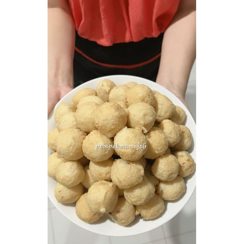 

Pempek Palembang Adaan 10 pcs free Cuko Asli 100% Dari Ikan Tenggiri