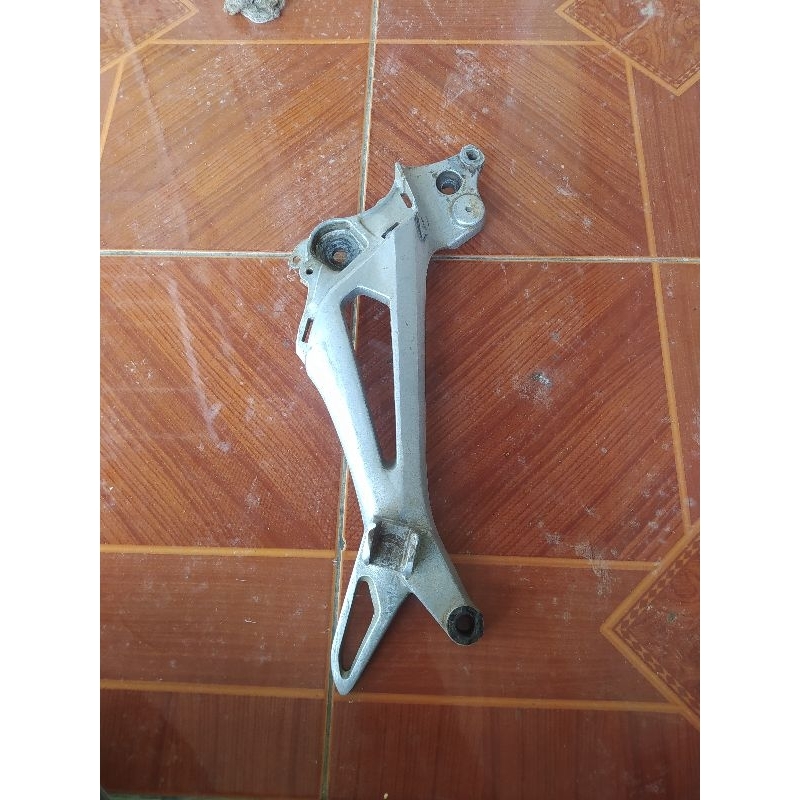 footstep dudukan kaki belakang sebelah kanan supra x 125 cakram belakang